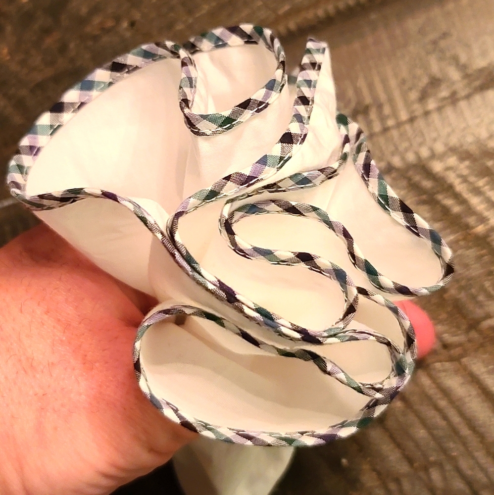 NWOT- Round Pocket Square